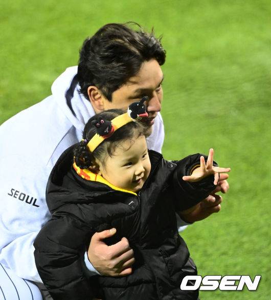 [OSEN=잠실, 지형준 기자] 쌍둥이군단이 19년 만에 한국시리즈 마운드에 오른 류현진을 넘어 시리즈 2연승을 질주했다.&nbsp;프로야구 LG 트윈스는 27일 서울 잠실구장에서 열린 2025 신한 SOL뱅크 KBO 한국시리즈(7전 4선승제) 한화 이글스와의 2차전에서 13-5 역전승을 거뒀다.&nbsp;역대 한국시리즈 1~2차전 2연승은 총 21차례 있었고, 그 중 19번 우승을 차지했다. 우승 확률 90.5%. 정규시즌 1위팀이 한국시리즈 1~2차전 2연승을 한 경우는 13번으로 100%(13/13) 우승 트로피를 들어올렸다.LG 박동원이 딸과 함께 승리를 기뻐하고 있다. 2025.10.27 /jpnews@osen.co.kr