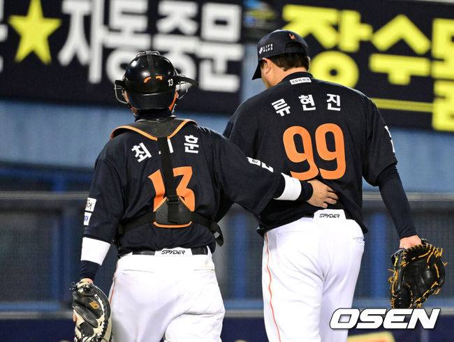 [OSEN=잠실, 이대선 기자] 27일 오후 서울 잠실야구장에서 2025 신한 SOL Bank KBO리그 포스트시즌 한국시리즈 2차전 LG 트윈스와 한화 이글스의 경기가 열렸다.LG는 임찬규, 한화는 류현진을 선발 투수로 내세웠다.3회말 수비를 마친 한화 최재훈이 류현진을 위로하며 더그아웃으로 가고 있다. 2025.10.27 /sunday@osen.co.kr