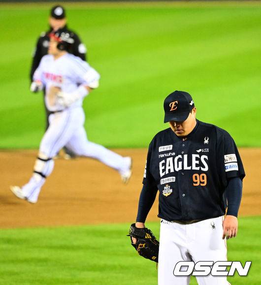 [OSEN=잠실, 지형준 기자] 27일 오후 서울 잠실야구장에서 2025 신한 SOL Bank KBO리그 포스트시즌 한국시리즈 2차전 LG 트윈스와 한화 이글스의 경기가 열렸다.LG는 임찬규, 한화는 류현진을 선발 투수로 내세웠다.3회말 2사 2루에서 한화 류현진이 LG 박동원에 좌월 투런포를 허용하며 아쉬워하고 있다. 2025.10.27 /jpnews@osen.co.kr