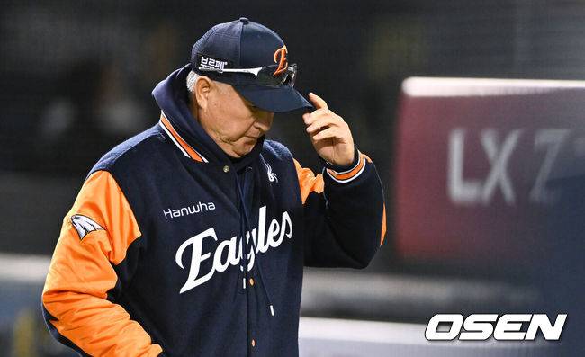 [OSEN=잠실, 박준형 기자] 쌍둥이군단이 19년 만에 한국시리즈 마운드에 오른 류현진을 넘어 시리즈 2연승을 질주했다.&nbsp;프로야구 LG 트윈스는 27일 서울 잠실구장에서 열린 2025 신한 SOL뱅크 KBO 한국시리즈(7전 4선승제) 한화 이글스와의 2차전에서 13-5 역전승을 거뒀다.&nbsp;LG는 홈에서 펼쳐진 시리즈 1, 2차전을 싹쓸이하며 2승을 안고 적지 대전으로 향하게 됐다.&nbsp;반면 한화는 2006년 이후 19년 만에 한국시리즈에 진출했지만, 정규시즌 1위의 벽을 실감하며 2경기 모두 고배를 마셨다.&nbsp;경기종료 후 한화 김경문 감독이 인터뷰 마치고 퇴장하고 있다.  2025.10.27 / soul1014@osen.co.kr