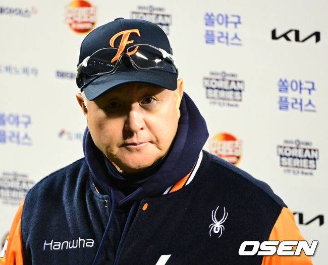 [OSEN=잠실, 지형준 기자] 쌍둥이군단이 19년 만에 한국시리즈 마운드에 오른 류현진을 넘어 시리즈 2연승을 질주했다.&nbsp;프로야구 LG 트윈스는 27일 서울 잠실구장에서 열린 2025 신한 SOL뱅크 KBO 한국시리즈(7전 4선승제) 한화 이글스와의 2차전에서 13-5 역전승을 거뒀다.&nbsp;역대 한국시리즈 1~2차전 2연승은 총 21차례 있었고, 그 중 19번 우승을 차지했다. 우승 확률 90.5%. 정규시즌 1위팀이 한국시리즈 1~2차전 2연승을 한 경우는 13번으로 100%(13/13) 우승 트로피를 들어올렸다.경기를 마치고 한화 김경문 감독이 인터뷰를 하고 있다. 2025.10.27 /jpnews@osen.co.kr