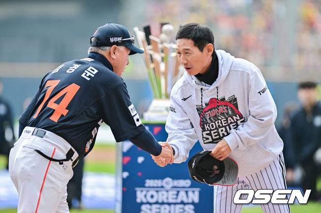 [OSEN=잠실, 박준형 기자] 26일 오후 서울 잠실야구장에서 2025 신한 SOL Bank KBO리그 포스트시즌 한국시리즈 1차전 LG 트윈스와 한화 이글스의 경기가 열렸다.LG는 앤더스 톨허스트, 한화는 문동주를 선발 투수로 내세웠다.식전행사에서 LG 염경엽 감독과 한화 김경문 감독이 악수를 나누고 있다.    2025.10.26 / soul1014@osen.co.kr