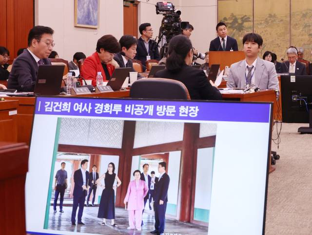 ▲정용석 국립박물관문화재단 사장이 지난 22일 서울 여의도 국회에서 열린 문화체육관광위원회의 국립중앙박물관 등에 대한 국정감사에서 김건희 여사의 경복궁 근정전 어좌 착석 의혹과 관련한 의원의 질의에 답하고 있다. ⓒ연합뉴스