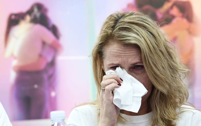 ▲28일 서울 종로구 별들의집에서 열린 10.29 이태원참사 외국인 유가족 기자간담회에서 노르웨이인 희생자 고 스티네 로아크밤 에벤센 씨의 어머니 수산나 로아크밤 씨가 눈물을 닦고 있다. ⓒ연합뉴스