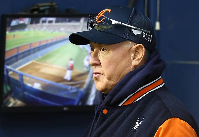 27일 오후 서울 송파구 잠실야구장에서 열린 2025 KBO 한국시리즈 2차전 한화 이글스와 LG 트윈스의 경기, 한화 김경문 감독이 선수들을 바라보고 있다. 뉴시스