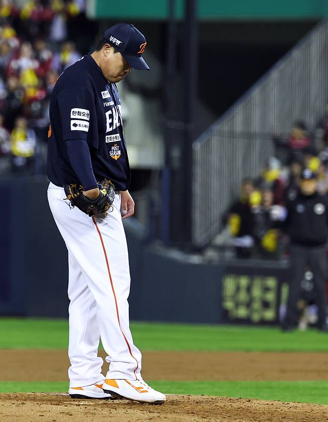 27일 오후 서울 송파구 잠실야구장에서 열린 2025 KBO 한국시리즈 2차전 한화 이글스와 LG 트윈스의 경기, 3회말 2사 1루 상황 한화 선발투수 류현진이 LG 박동원에게 투런홈런을 맞고 아쉬워하고 있다. 뉴시스