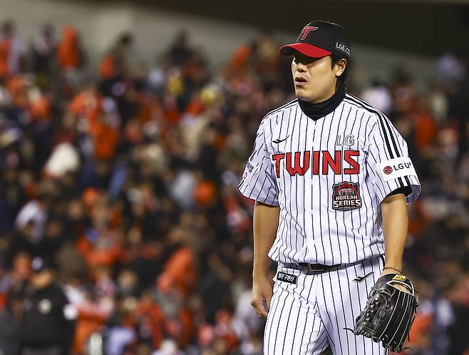 27일 오후 서울 송파구 잠실야구장에서 열린 2025 KBO 한국시리즈 2차전 한화 이글스와 LG 트윈스의 경기, 4회초 2사 만루상황에서 무실점으로 마무리한 LG 세번째 투수 김진성이 덕아웃으로 들어가고 있다. 뉴시스
