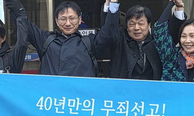 칼 마르크스의 '자본론'을 보관하고 있다가 불법 구금돼 옥살이했던 정진태(오른쪽 두번재)씨가 28일 서울 양천구 서울남부지법에서 열린 국가보안법 위반 재심 선고공판에서 무죄를 선고 받은 뒤 최정규 변호사(왼쪽) 등과 함께 기뻐하고 있다. 연합뉴스
