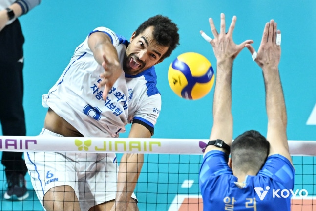 삼성화재 외국인 선수 아히(왼쪽)가 28일 서울 장충체육관에서 열린 프로배구 남자부 우리카드와 방문 경기에서 상대 수비벽 위로 스파이크를 하고 있다. 한국배구연맹 제공