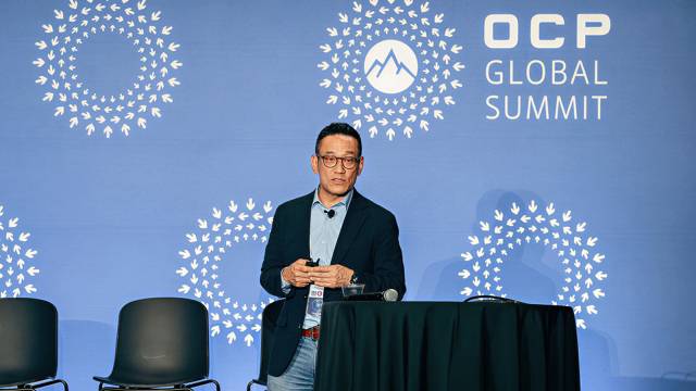 김천성 SK하이닉스 부사장(eSSD Product Development 담당)이 14일(현지시간) 미국 새너제이(San Jose)에서 열린 2025 오픈컴퓨트프로젝트(OCP) 글로벌 서밋 이그제큐티브 세션 발표자로 나서 차세대 낸드 스토리지 제품 전략을 발표하고 있다. 사진제공=SK하이닉스