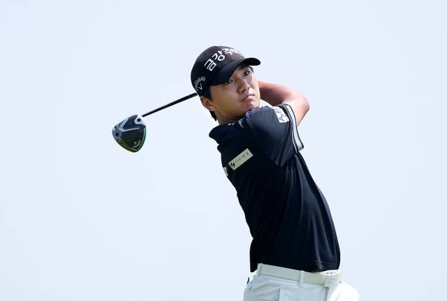 드라이버 샷을 날리고 있는 옥태훈. 사진 제공=KPGA