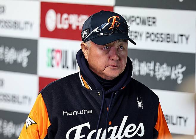 한화 김경문 감독이 27일 잠실구장에서 열린 ‘2025 신한 SOL 뱅크 KBO&nbsp;PS’ LG와 한국시리즈 2차전에서 경기 도중 고민에 빠진 모습. 잠실｜뉴시스