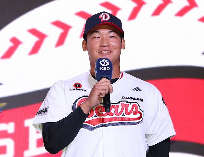 두산이 2026년 KBO 신인드래프트 1라운드(전체 7순위)에 지명된 외야수 김주오와 2억5000만 원에 계약했다. 두산은 김주오를 포함한 2026년 신인 11명 전원과 사인했다. 9월 신인드래프트에서 지명된 뒤 기뻐하는 김주오. 뉴시스