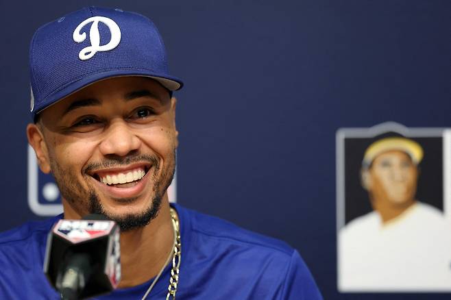 무키 베츠가 28일 미국 캘리포니아주 로스앤젤레스의 다저스타디움에서 열린 2025 메이저리그 토론토 블루제이스와 월드시리즈 3차전을 앞두고 로베르토 클레멘테상 수상에 대한 인터뷰를 하고 있다. 로스앤젤레스 | AFP연합뉴스