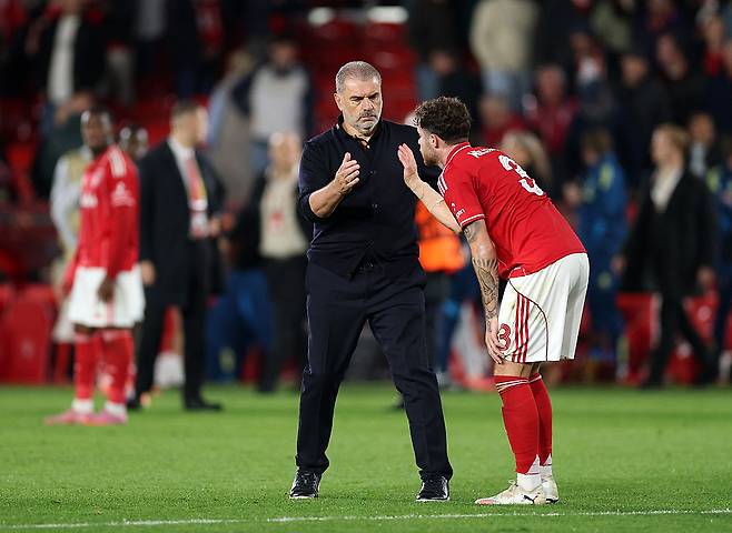 지난 3일 유로파리그 미트윌란전을 마치고 니코 윌리엄스와 하이파이브를 나눈 포스테코글루 전 노팅엄 감독. Getty Images코리아