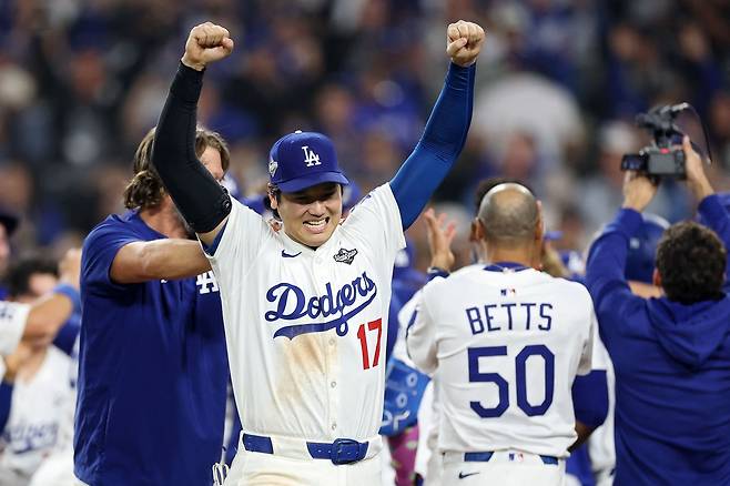 오타니 쇼헤이가 28일 미국 캘리포니아주 로스앤젤레스의 다저스타디움에서 열린 토론토와의 2025 메이저리그 월드시리즈 3차전에서 연장 18회 승부 끝에 승리한 뒤 기뻐하고 있다. 로스앤젤레스 | AFP연합뉴스