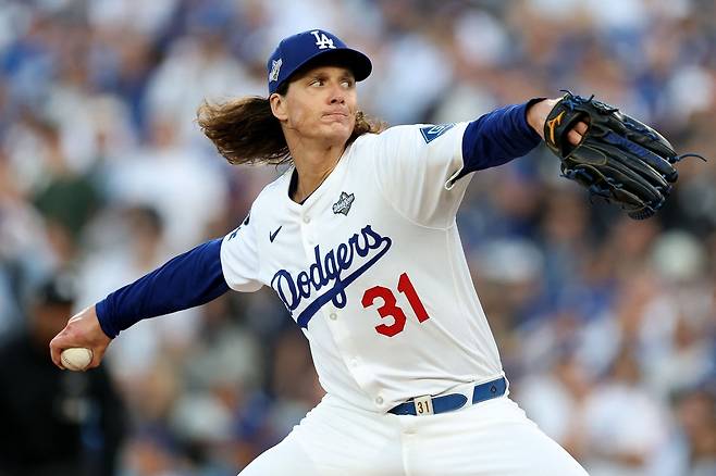 타일러 글래스노우가 28일 미국 캘리포니아주 로스앤젤레스의 다저스타디움에서 열린 토론토와의 2025 메이저리그 월드시리즈 3차전에 선발 등판해 공을 던지고 있다.  로스앤젤레스 | AFP연합뉴스