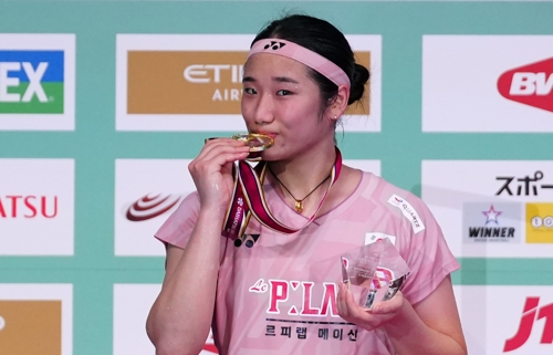 ▲ 왕즈이에게 건넨 저녁 약속처럼 안세영의 미소에는 여유와 자신감이 공존했다. 지금 세계 여자 배드민턴은 안세영의 시대다. ⓒ연합뉴스