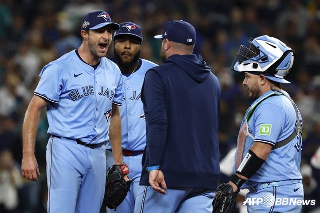 셔저(왼쪽)가 ALCS 4차전에서 투수 교체를 위해 올라온 슈나이더 감독에게 고함을 치며 불만을 나타내고 있다. /AFPBBNews=뉴스1