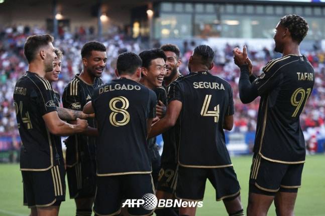 로스앤젤레스(LA)FC 손흥민이 지난 8월 미국 텍사스주 댈러스의 도요타 스타디움에서 열린 FC댈러스와의 2025 미국 프로축구 메이저리그사커(MLS) 28라운드에서 골을 터뜨린 뒤 동료들의 축하를 받고 있다. /AFPBBNews=뉴스1