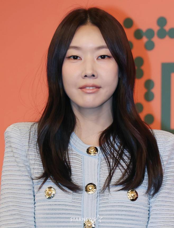 방송인 한혜진이 27일 오전 서울 여의도 KBS에서 진행된 2TV 예능 '누난 내게 여자야' 제작발표회에 참석해 포즈를 취하고 있다.  나이 차이라는 현실의 벽을 넘어 사랑 앞에 과감하고 솔직한 연상연하 남녀들의 도발적이고 진솔한 연애세포 재생 리얼리티 '누난 내게 여자야'는 오늘(27일) 첫 방송된다. /2025.10.27 /사진=이동훈 photoguy@