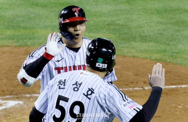 2025 KBO리그 한국시리즈 2차전 LG 트윈스 대 한화 이글스전이 27일 잠실야구장에서 열렸다.  LG 문보경이 8회말 2사 1루애서 한화 정우주를 상대로 2점 홈런을 날리고 홈인하고 있다. /사진=김진경 대기자