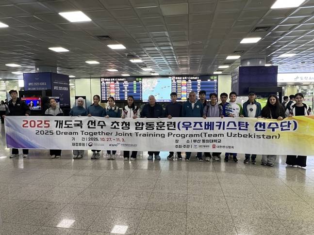 입국한 우즈베키스탄 선수단의 모습. /사진=대한펜싱협회