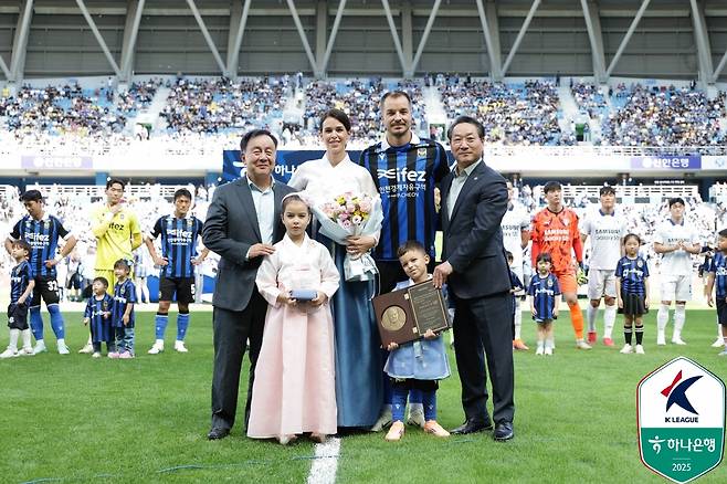 유정복(오른쪽) 인천시장으로부터 명예시민증을 받은 무고사. /사진=한국프로축구연맹 제공