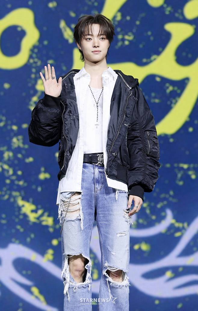 그룹 앤팀(&TEAM) 의주가 28일 서울 용산구 블루스퀘어에서 진행된 한국 데뷔 앨범 발매 기념 쇼케이스에서 포즈를 취하고 있다. /2025.10.28 /사진=김휘선 hwijpg@