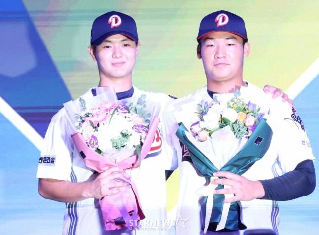 2026 신인 드래프트에서 두산 베어스의 지명을 받은 서준오(왼쪽)와 김주오. /사진=김진경 대기자