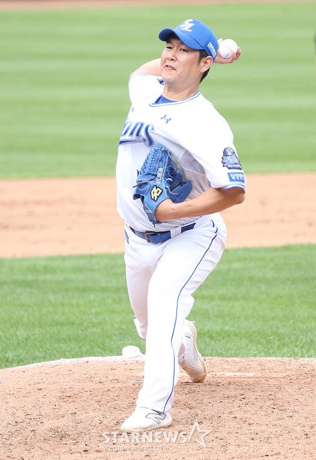 지난 2024시즌 투구하는 송은범 모습. /사진=김진경 대기자