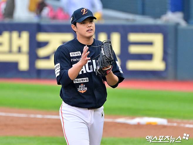 한화 이글스 문동주가 지난 26일 서울 잠실야구장에서 열린 LG 트윈스와의 2025 한국시리즈 1차전에 선발등판, 4⅓이닝 4피안타 1피홈런 3볼넷 3탈삼진 4실점(3자책)으로 패전투수가 됐다. 사진 엑스포츠뉴스 DB