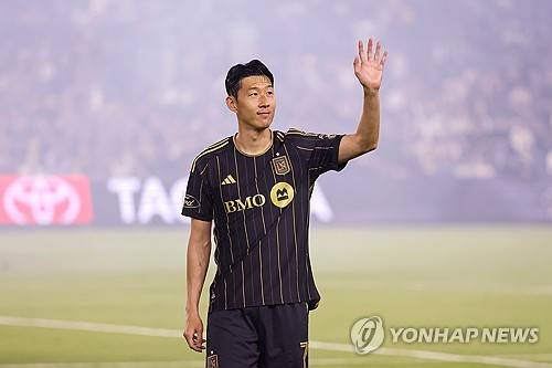 LAFC 손흥민이 스페인 명문 바르셀로나로 향할 수 있다는 주장이 제기됐다. 스페인 피차헤스는 27일 '바르셀로나가 손흥민의 임대를 고려하고 있다. 바르셀로나는 획기적인 프로젝트를 계획하고 있다. 바로 데이비드 베컴 룰을 이용해 LAFC에서 손흥민을 임대 영입하는 것'이라고 보도했다. 손흥민은 지난 여름 토트넘 홋스퍼를 떠나 미국 메이저리그사커(MLS) LAFC로 이적했다. 반 년도 뛰지 않았지만 벌써 리그 최고의 슈퍼 스타로 거듭났다. 손흥민은 정규리그 10경기에 출전해 9골 3도움을 올려 LAFC를 MLS컵 플레이오프에 진출시켰다. 아직은 유럽에서 몇달 활약이 충분하다고 보는 구단들이 있다. 연합뉴스