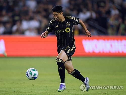 LAFC 손흥민이 스페인 명문 바르셀로나로 향할 수 있다는 주장이 제기됐다. 스페인 피차헤스는 27일 '바르셀로나가 손흥민의 임대를 고려하고 있다. 바르셀로나는 획기적인 프로젝트를 계획하고 있다. 바로 데이비드 베컴 룰을 이용해 LAFC에서 손흥민을 임대 영입하는 것'이라고 보도했다. 손흥민은 지난 여름 토트넘 홋스퍼를 떠나 미국 메이저리그사커(MLS) LAFC로 이적했다. 반 년도 뛰지 않았지만 벌써 리그 최고의 슈퍼 스타로 거듭났다. 손흥민은 정규리그 10경기에 출전해 9골 3도움을 올려 LAFC를 MLS컵 플레이오프에 진출시켰다. 아직은 유럽에서 몇달 활약이 충분하다고 보는 구단들이 있다. 연합뉴스