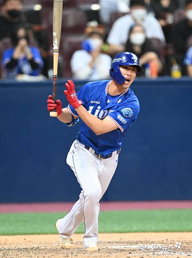 21일 오후 서울 구로구 고척스카이돔에서 열린 '2022 신한은행 SOL KBO리그' 삼성 라이온즈와 키움 히어로즈의 경기, 8회초 2사 2루 삼성 강한울이 타격을 하고 있다. 결과는 1루수 땅볼 아웃. 엑스포츠뉴스 DB