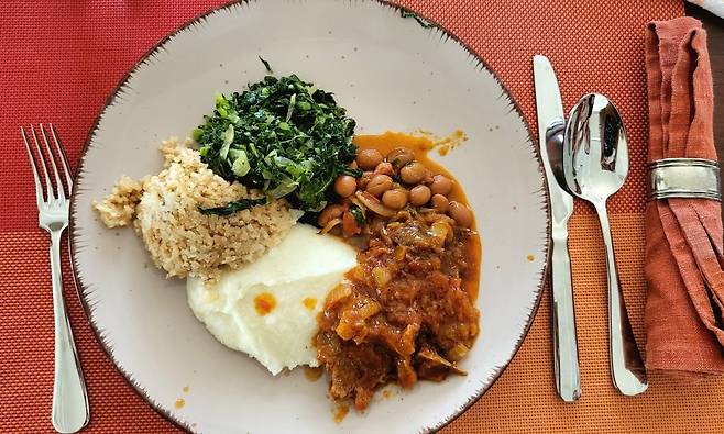 쿠킹 클래스에서 차려낸 짐바브웨 한 상: 싸자, 피넛버터라이스, 코보, 슈가빈 스튜, 강고 (2024년 9월 12일 필자 촬영) [이은별 제공. 재판매 및 DB 금지]