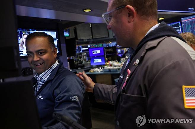 뉴욕 증권거래소의 트레이더 [뉴욕 로이터=연합뉴스. 재판매 및 DB 금지]