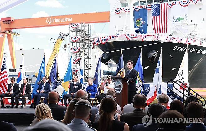 이재명 대통령, 한화 필리조선소 선박 명명식 축사 (필라델피아=연합뉴스) 홍해인 기자 = 이재명 대통령이 지난 8월 26일(현지시간) 미국 필라델피아의 한화 필리조선소에서 '스테이트 오브 메인'호 명명식 축사를 하고 있다.
    이 선박은 미국 해양청이 발주한 국가 안보 다목적 선박(NSMV) 5척 중 3호선이다. 2025.8.27 hihong@yna.co.kr