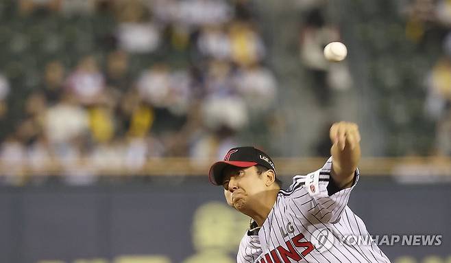 LG 선발 송승기 (서울=연합뉴스) 신준희 기자 = 30일 잠실야구장에서 열린 프로야구 LG와 두산의 경기. 
    LG 선발 송승기가 역투하고 있다. 2025.9.30 hama@yna.co.kr