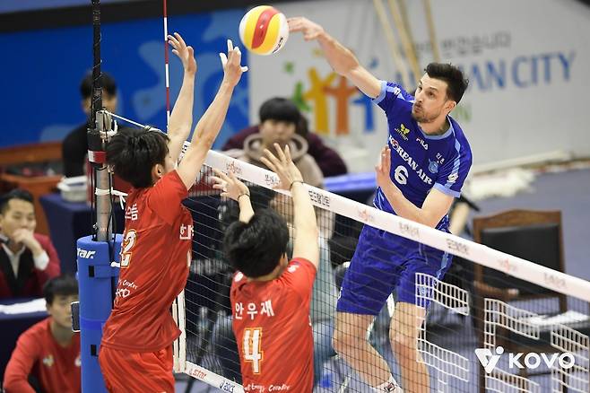 대한항공에서 뛰는 시절의 가스파리니(오른쪽) [한국배구연맹 제공. 재판매 및 DB 금지]