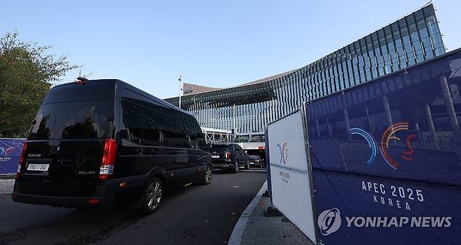 펜스 세워진 APEC 정상회의장 (경주=연합뉴스) 윤관식 기자 = 2025 아시아태평양경제협력체(APEC) 정상회의 주간을 하루 앞둔 지난 26일 경북 경주시 화백컨벤션센터 APEC 정상회의장 앞에 펜스가 설치된 가운데 관계자 차량이 이동하고 있다. 2025.10.26 psik@yna.co.kr