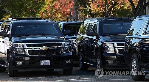 줄지어 늘어선 美 경호 차량  (경주=연합뉴스) 윤관식 기자 = 2025 경주 아시아태평양경제협력체(APEC) CEO 서밋 개막일인 28일 경북 경주시 한 숙소에 미국 정부 소속 경호 차량이 줄지어 주차돼 있다. 2025.10.28 psik@yna.co.kr