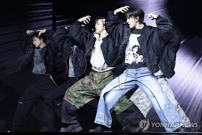 쇼케이스 선보이는 앤팀 (서울=연합뉴스) 강민지 기자 = 그룹 앤팀(&TEAM)이 28일 서울 용산구 블루스퀘어에서 열린 한국 데뷔 미니 1집 '백 투 라이프'(Back to Life) 발매 기념 미디어 쇼케이스에서 타이틀 곡 무대를 선보이고 있다. 2025.10.28
 mjkang@yna.co.kr