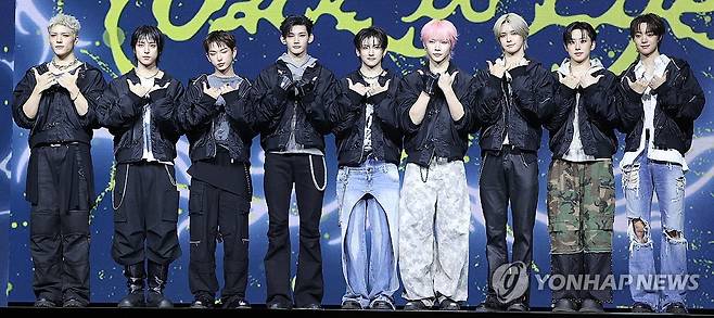 앤팀 한국 데뷔 (서울=연합뉴스) 강민지 기자 = 그룹 앤팀(&TEAM)이 28일 서울 용산구 블루스퀘어에서 열린 한국 데뷔 미니 1집 '백 투 라이프'(Back to Life) 발매 기념 미디어 쇼케이스에서 포즈를 취하고 있다. 2025.10.28
 mjkang@yna.co.kr