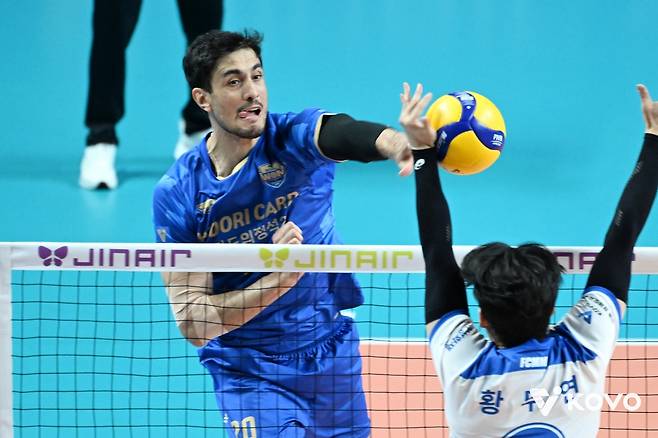 우리카드 외국인 공격수 아라우조 (서울=연합뉴스) 우리카드 외국인 선수 아라우조가 28일 서울 장충체육관에서 열린 프로배구 남자부 삼성화재와 홈 경기에서 공격을 시도하고 있다. [한국배구연맹 제공. 재판매 및 DB금지]