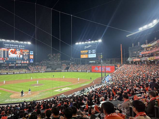 29일 대전 한화생명볼파크에서 열린 2025 KBO 프로야구 포스트시즌 한국시리즈 3차전 LG 트윈스와 한화 이글스의 경기를 관람하며 관중들이 응원전을 펼치고 있다.(사진=심효준 기자)