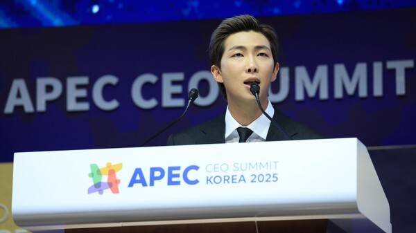 룹 방탄소년단(BTS)의 리더&nbsp;RM이 29일 경북 경주 예술의전당에서 열린 '2025 아시아태평양경제협력체 최고경영자 서밋(APEC CEO SUMMIT)'에 참석해 'APEC 지역 내 문화산업과 K-컬처 소프트파워'를 주제로 연설하고 있다. 공동취재