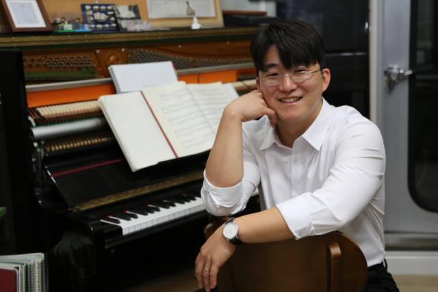 강한뫼 작곡가가 대구 중구 대봉동 작업실에서 포즈를 취하고 있다. 김도훈 기자