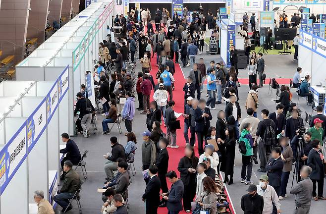 29일 포항시 남구 만인당에서 열린 ‘2025 포항일자리박람회‘ 현장이 다양한 연령층의 구직자들로 북적이고 있다. /이용선기자 photokid@kbmaeil.com