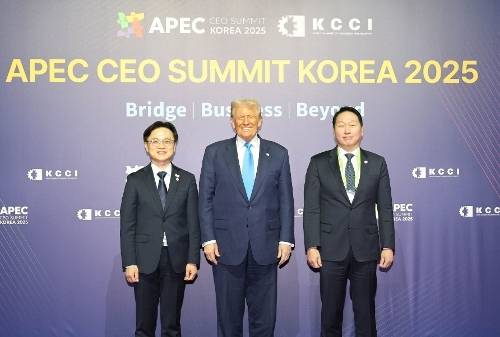 2025 경주 APEC CEO 서밋 연설에 앞서 기념 촬영한 트럼프 대통령. APEC 2025 KOREA & 연합뉴스.